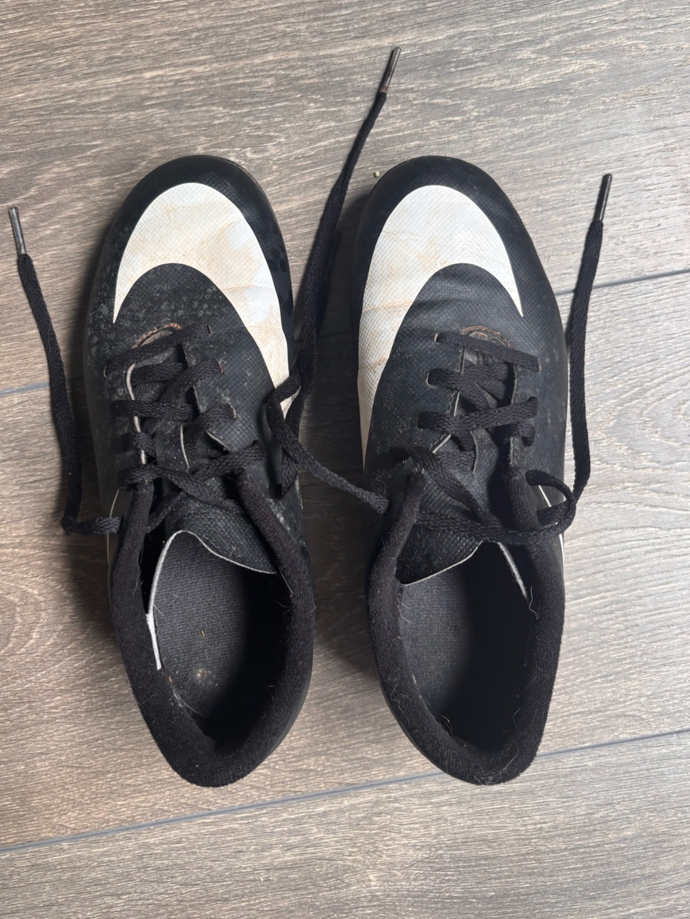 Nike Kids Black and White Athletic Soccer Cleats